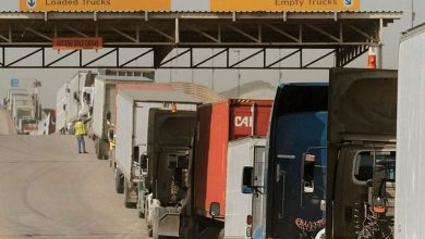 Choferes transportistas de carga, que cruzan hacia Estados Unidos por la garita de San Isidro y de Otay Mesa, han tenido que esperar hasta 48 horas para cruzar la frontera, ya que se forma una línea de espera de hasta 12 kilómetros.