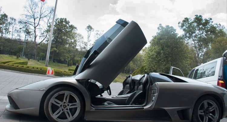 Los autos de súper lujo fueron llevados al Complejo Cultural Los Pinos, para su exhibición al público