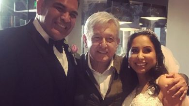 Andrés Manuel López Obrador, se tomó una fotografía con una pareja de recién casados en Tijuana el pasado sábado.