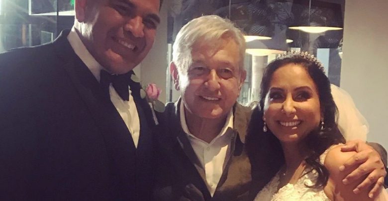 Andrés Manuel López Obrador, se tomó una fotografía con una pareja de recién casados en Tijuana el pasado sábado.