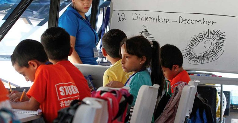 El autobús solía tener una capacidad para 55 personas, pero sin los avejentados interiores ahora puede acomodar a 80 niños.